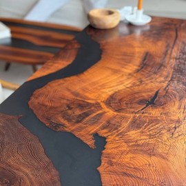 Обеденный стол из массива с рекой из эпоксидной смолы