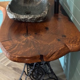 Столешница в ванную из массива термоясеня