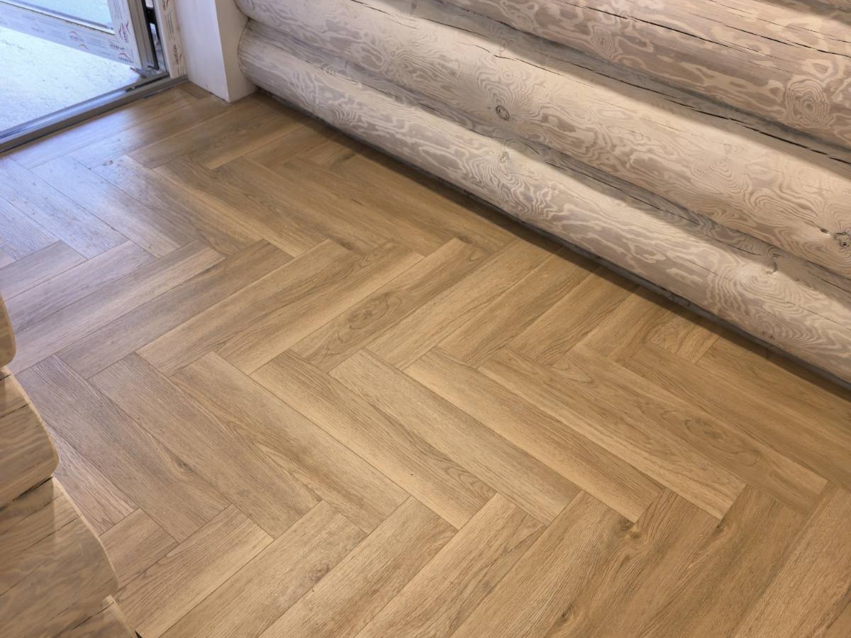 Монтаж SPC ламината Steinholz Herringbone Лайбниц